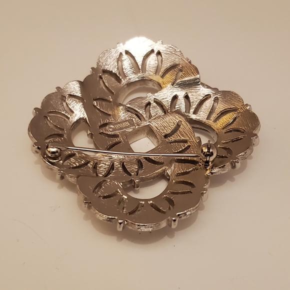 TRIFARI Double infinity symbols brooch pin, with textured and smooth finishes - Picture 10 of 16